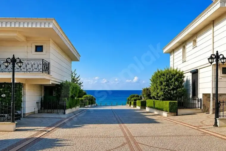 West Marina'da denize açılan sokakta 5+2 villa