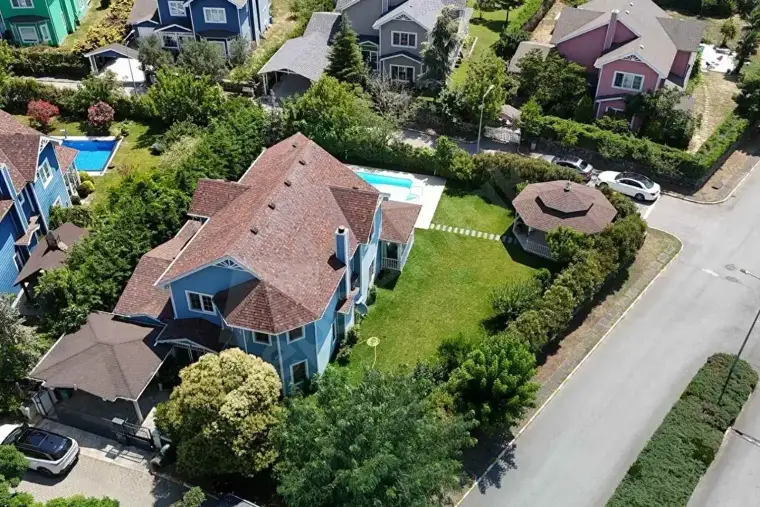 Silivri'de ahşap karkas, havuzlu 5+1 villa