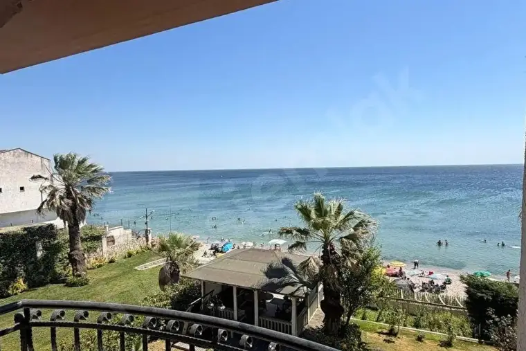 Güzelce'de denize sıfır, teraslı 3+2 dubleks