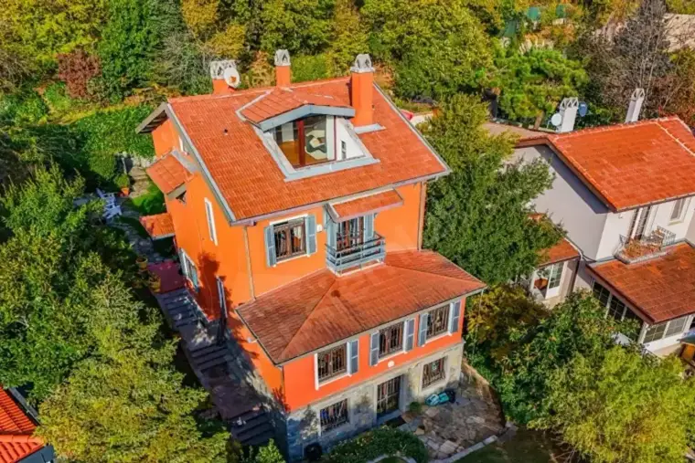 Zekeriyaköy'de ormana komşu 5+2 bahçeli villa