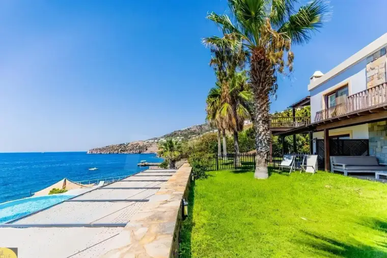 Yalıkavak'ta sitenin ön sırasında deniz manzaralı 4+1