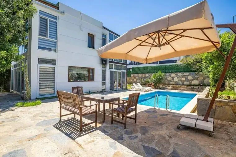 Torba'da müstakil havuzlu 5+1 villa