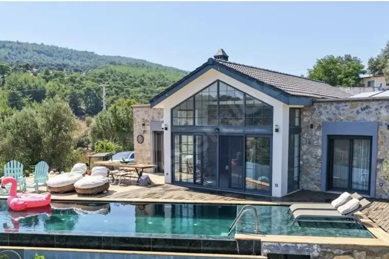 Golf sahasına komşu, 1.000 m² bahçeli havuzlu villa