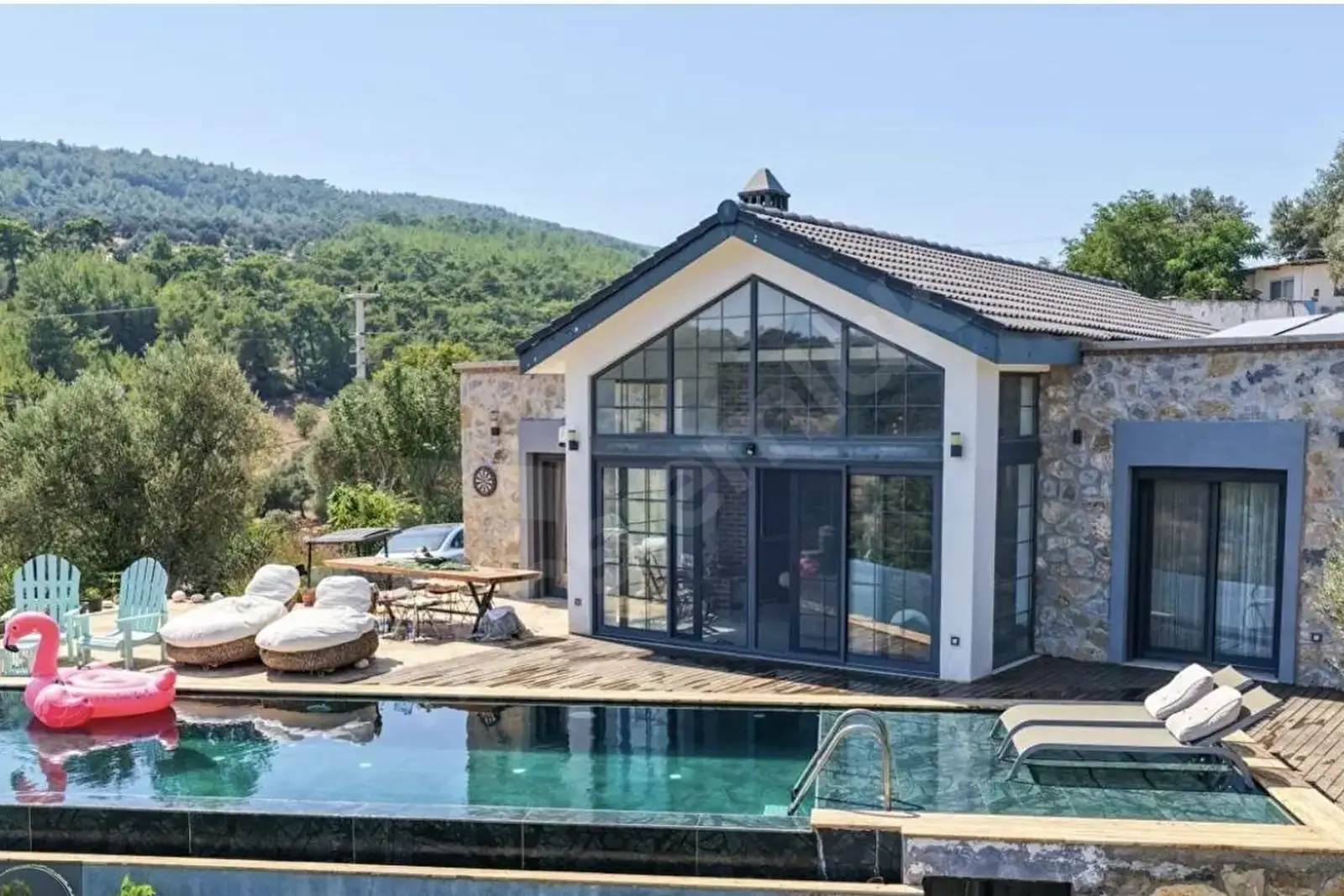 Golf sahasına komşu, 1.000 m² bahçeli havuzlu villa