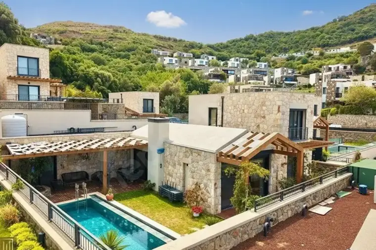 Gümüşlük'te sahile 600 metre, modern havuzlu 4+1