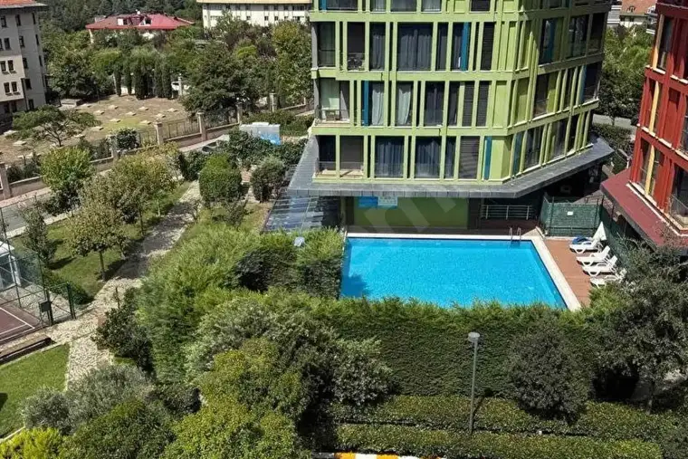 Zekeriyaköy'de havuzlu sitede 2+1 çatı dubleksi